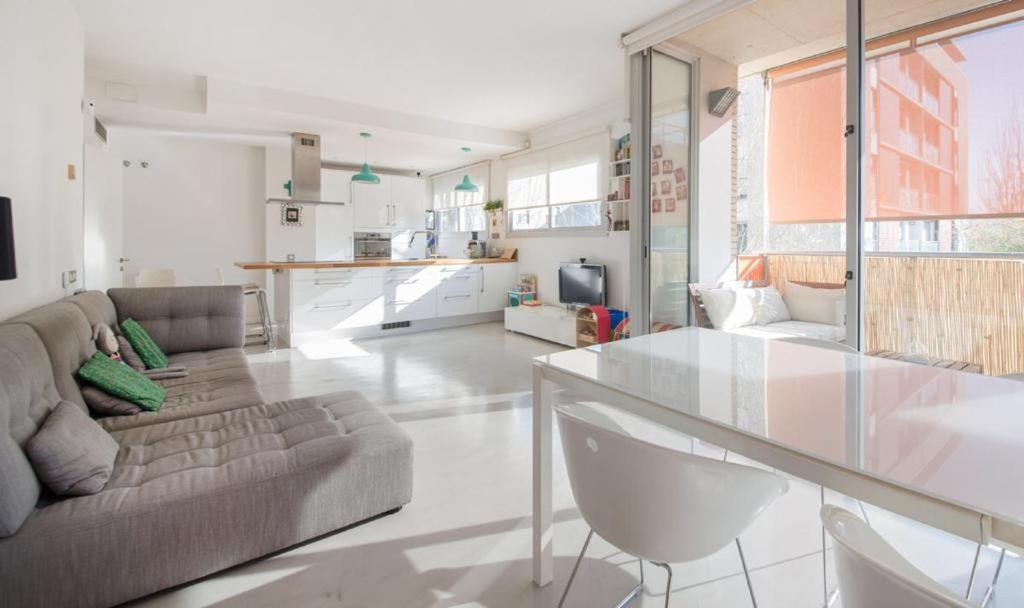Magnificent Apartment Close To The Beach Sant Adria de Besos Buitenkant foto