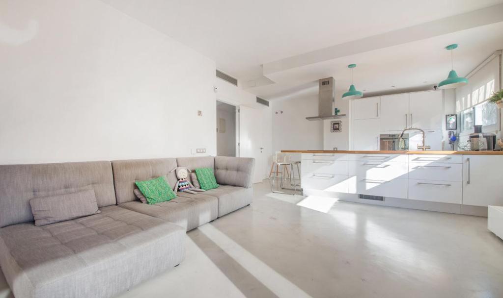 Magnificent Apartment Close To The Beach Sant Adria de Besos Buitenkant foto