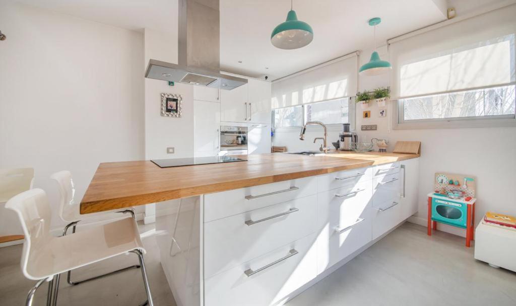 Magnificent Apartment Close To The Beach Sant Adria de Besos Buitenkant foto